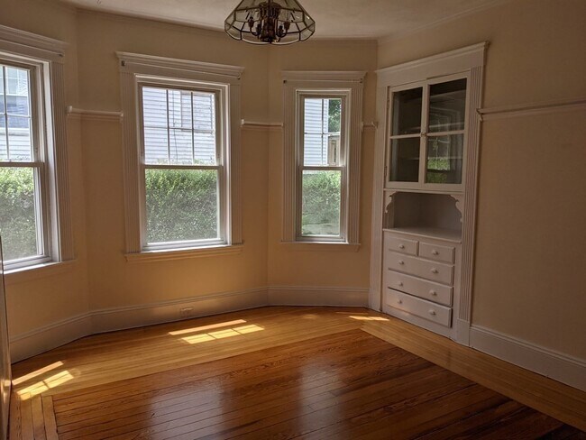 Building Photo - 18 Burton St