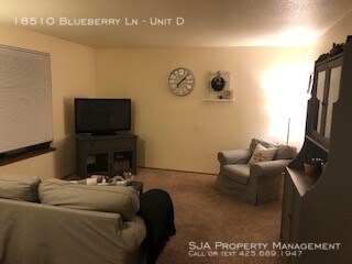 Building Photo - Bright 2 Bedroom 1 Bath in Great Location!