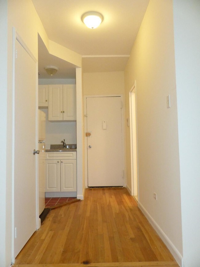 Foto del edificio - 143 W 69TH St