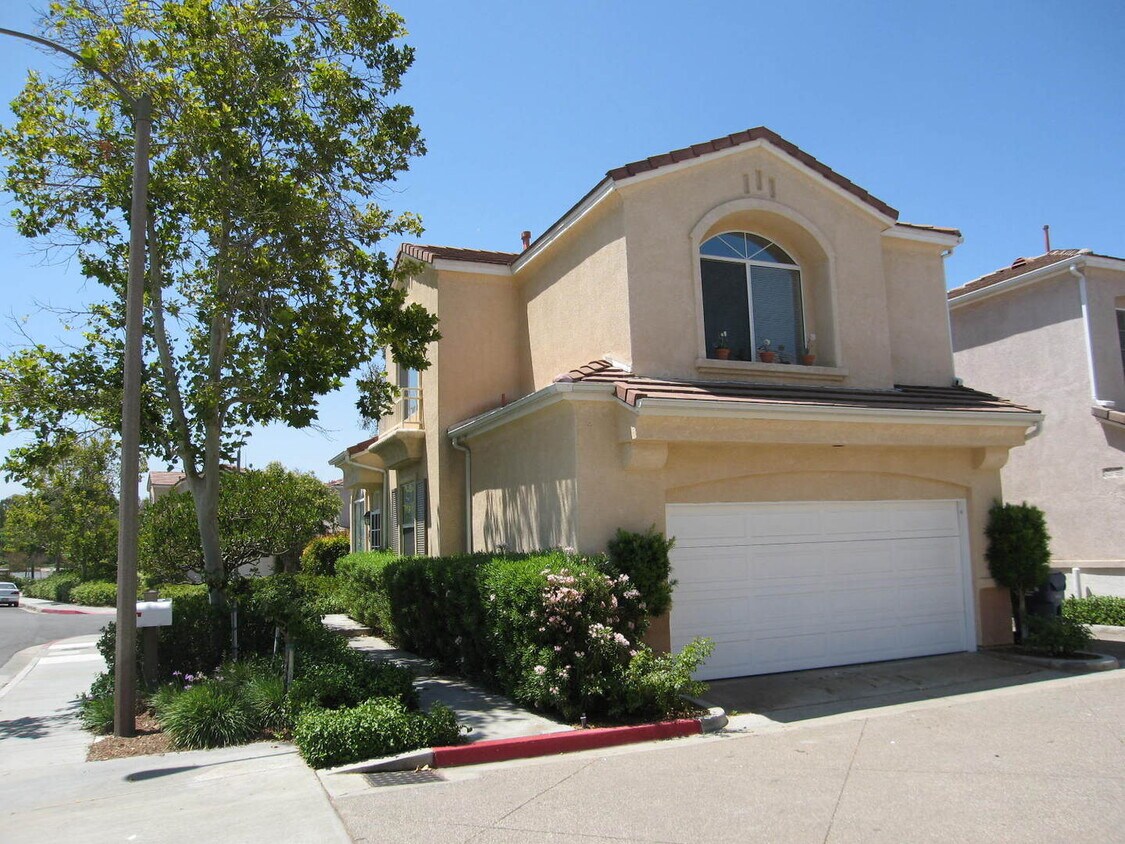 Primary Photo - Three Bedrooms and Den in Northpark