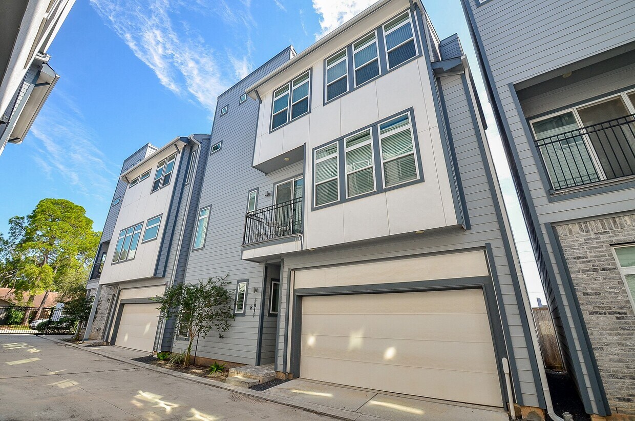 Foto principal - 5811 Fairdale Ln