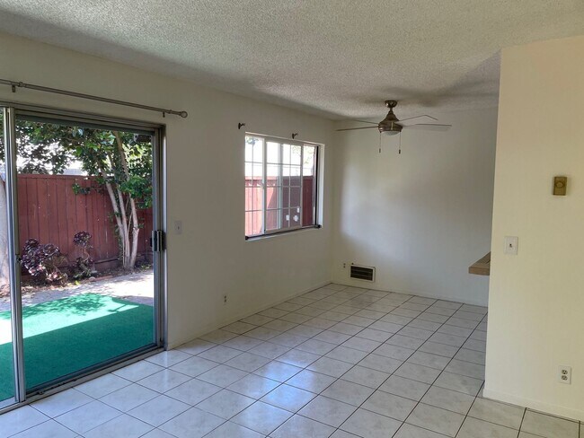 Foto del edificio - Spacious 2 Bedroom, 1 Bath Apartment w/ 1 Car Covered parking and onsite laundry