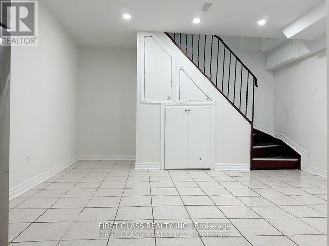 Building Photo - 338 Rhodes Ave