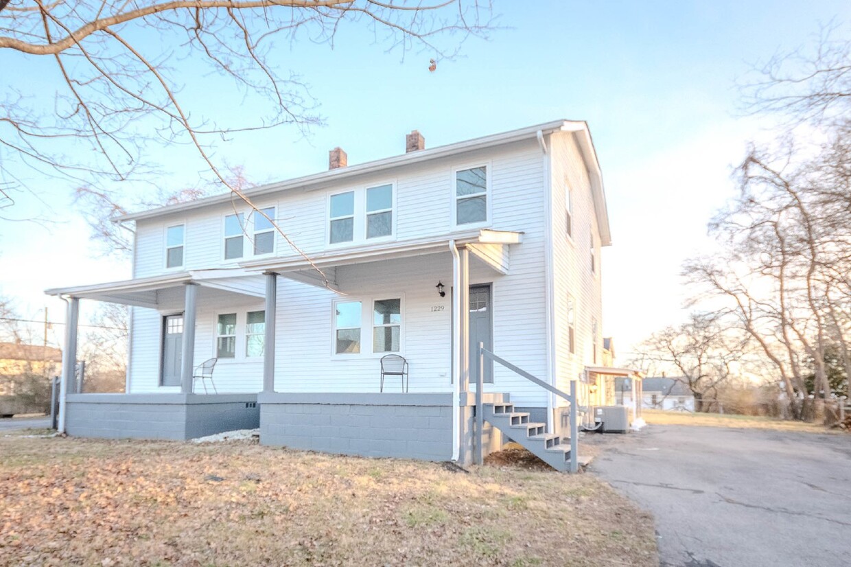 Foto principal - Renovated 2 bed 1 bath in Old Hickory Vill...