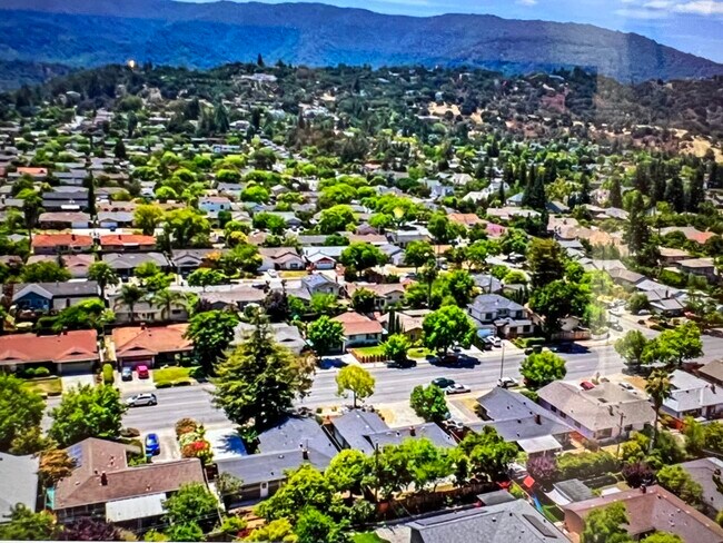 Foto del edificio - 1705 Blossom Hill Rd