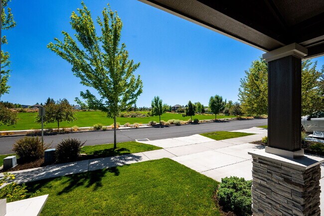 Foto del edificio - 3 Bed / 2.5 Bath in Mountain View — Private Pool access, Park across the Street