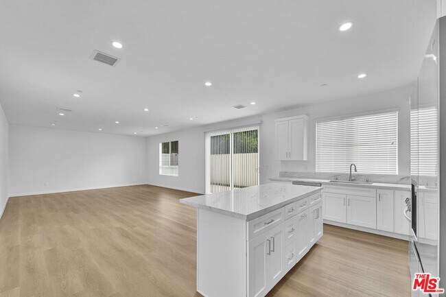 Building Photo - 8702 Silver Way
