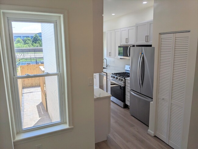 Foto del edificio - 1229 K St SE