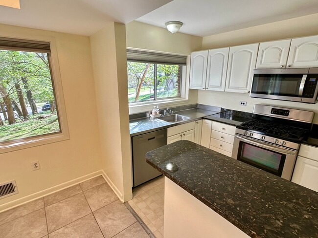 Building Photo - 1-bed/1-bath condo in Bethesda Parkside co...