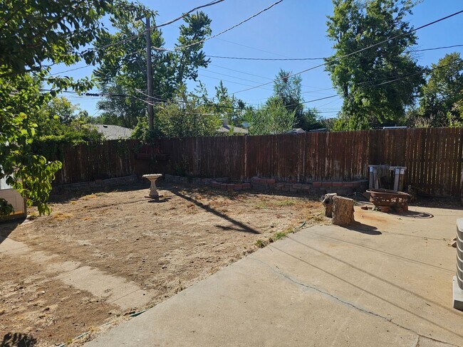 Foto del edificio - Ranch Style Home with 3 Bedrooms + 4th room/office, 2 Baths and RV parking!