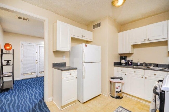 Building Photo - 3595 Woodbriar Cir