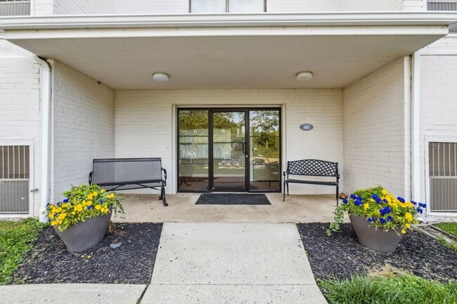 Building Photo - 1 Bedroom Condo Walking distance to Univer...