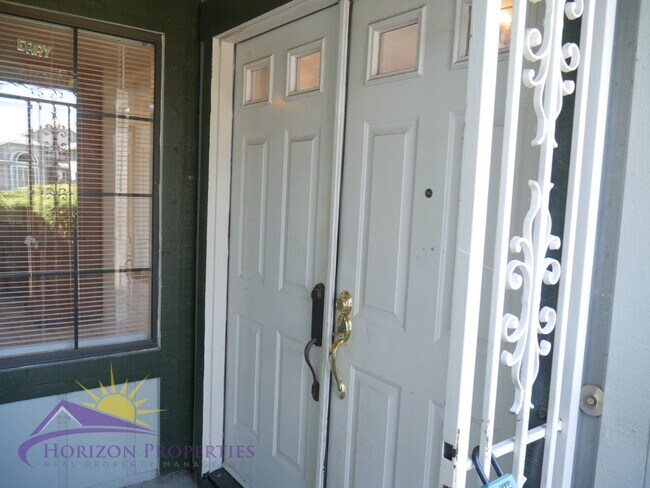 Building Photo - Bright 3 Bed 2 Bath 1,477 Sq. Ft. Sacramen...