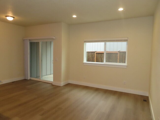 Building Photo - 2587Justine - FH