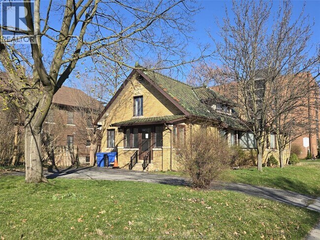 Photo du bâtiment - 2311 University Ave W