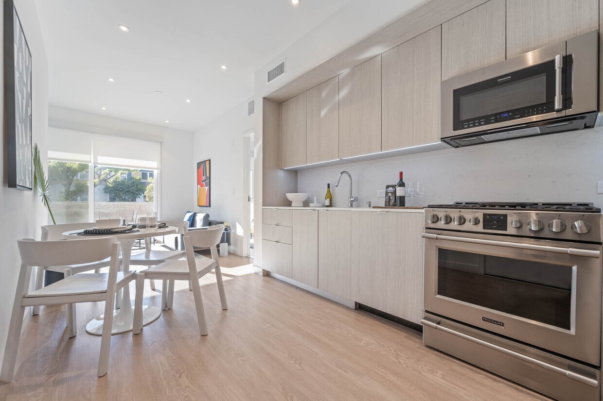 Foto principal - 8820 Belford Ave