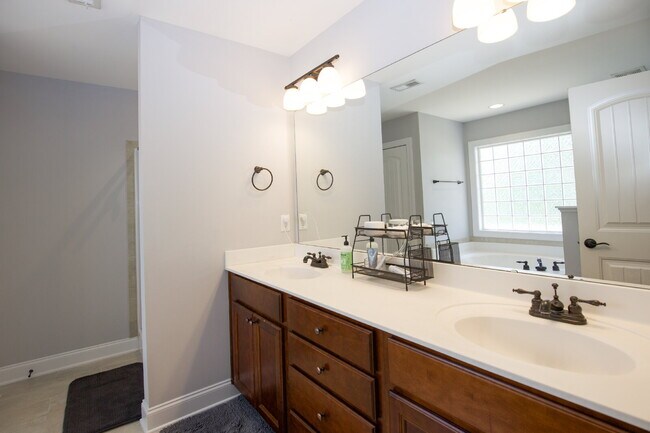 Building Photo - "Spacious 4-Bedroom Gem with 2.5 Baths at ...