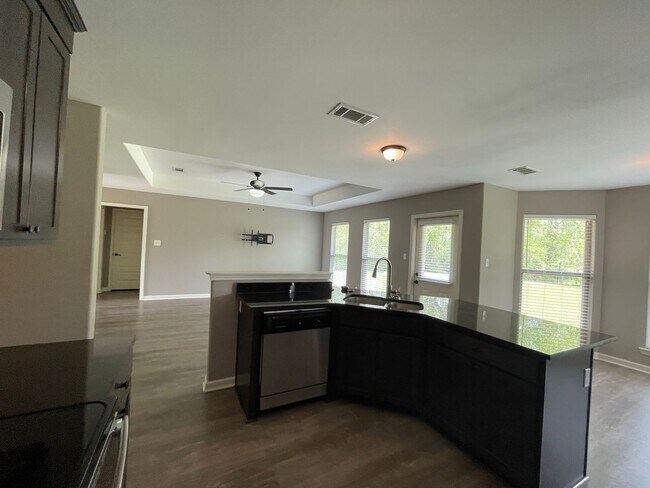Building Photo - 3 Bedroom in Gonzales