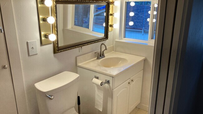 Foto del edificio - Long term rental with garage and large bac...