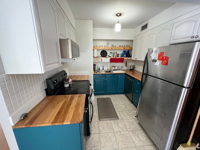 Building Photo - For Rent - [Sunset Towers] 419 Atkinson Dr...