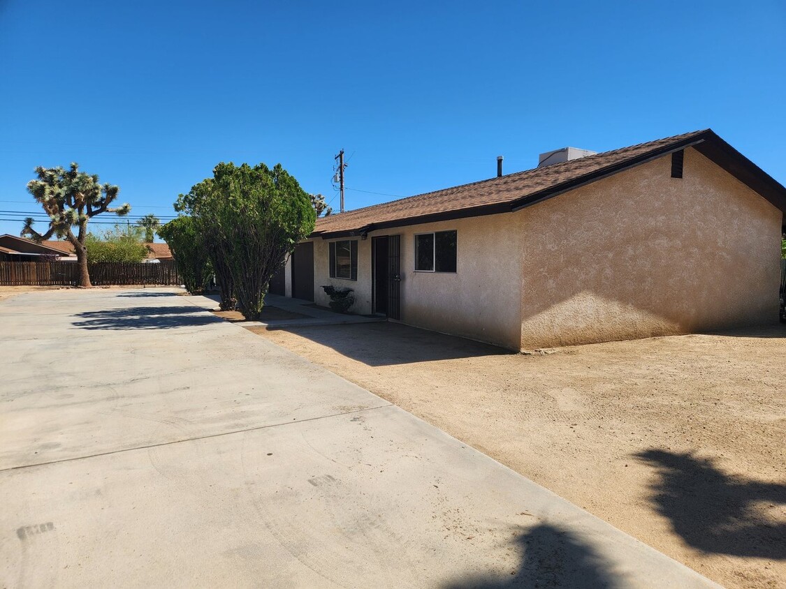 Building Photo - Dumosa Duplex