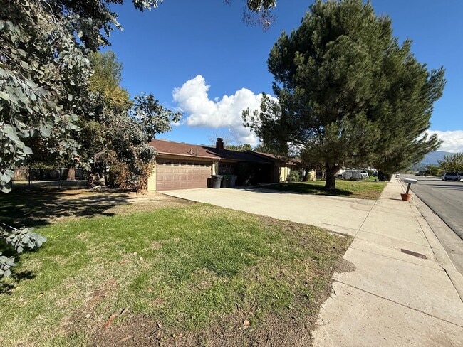 Building Photo - 3 Bed 2 Bath E Peach St