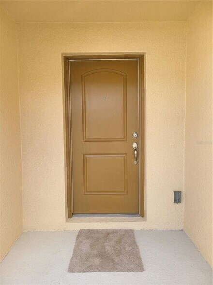 Foto del edificio - Beautiful 2-Bedroom Townhouse in Tampa | Brand New Paint & Vinyl Floors!