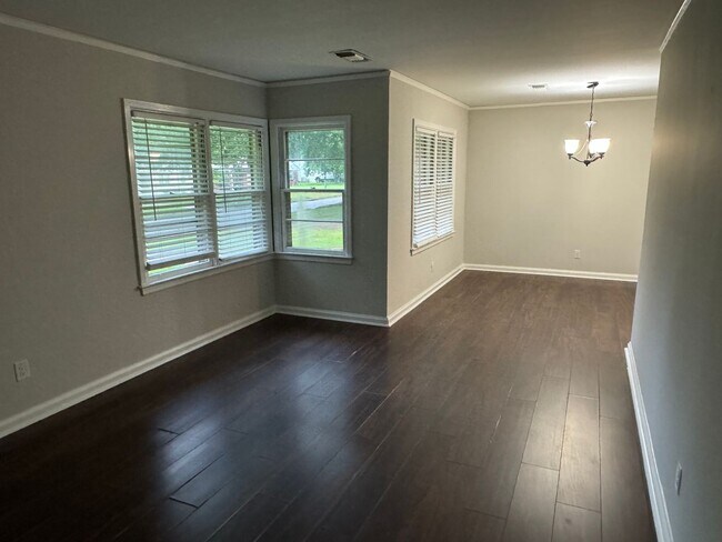Foto del edificio - BRICK & BEAUTIFUL! 3 Bedroom MOVE IN READY