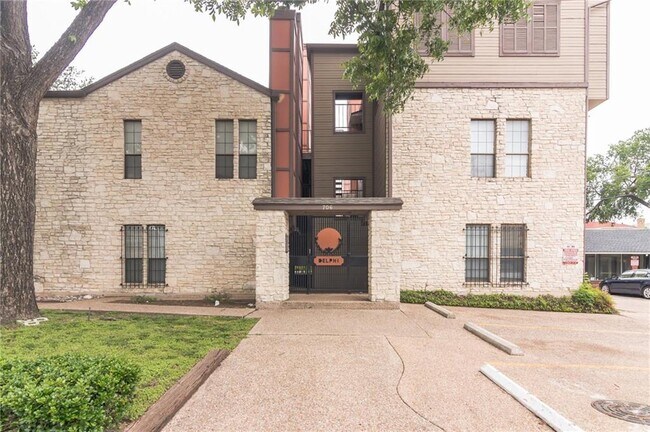 Building Photo - 706 W 24th St