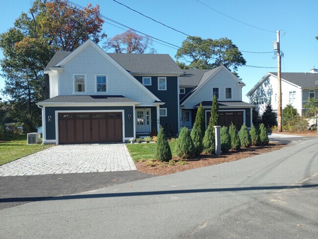 Building Photo - Luxury Waterfront Townhouse