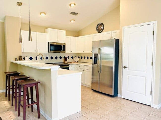 Building Photo - Move - in Ready, 2 Bedroom 2 Bathroom home...