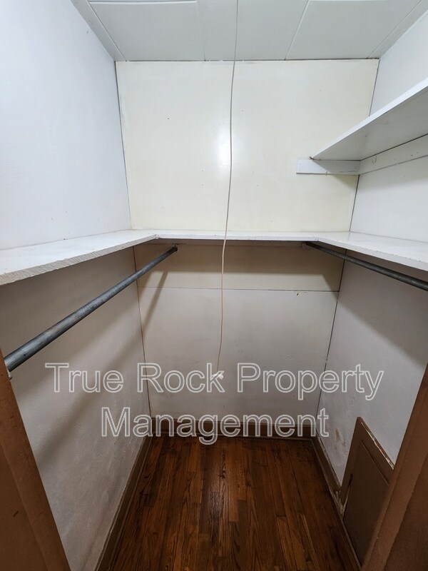 Foto del edificio - 1030 E 8th St