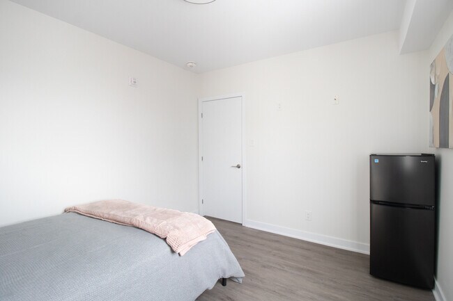 Building Photo - 3-bedroom, 2 washrooms apartment - 5 minutes walk from CarletonU