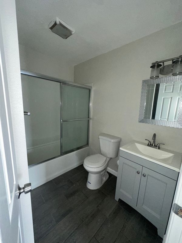 Foto del edificio - 4734 E 57th St