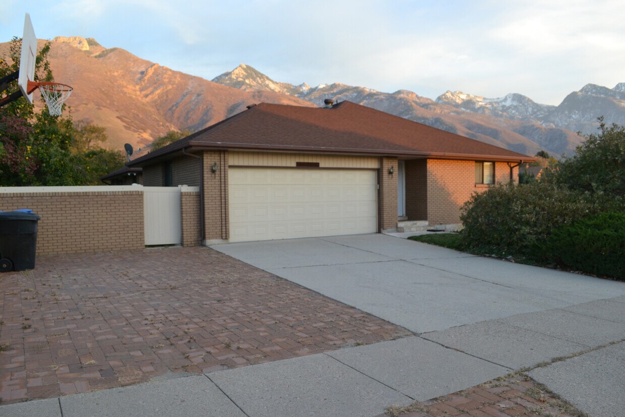 8009 S Da Vinci Dr, Cottonwood Heights, UT 84121 House Rental in