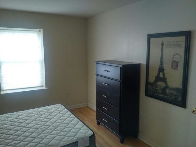 Building Photo - 5 bedroom in Newark NJ 07103