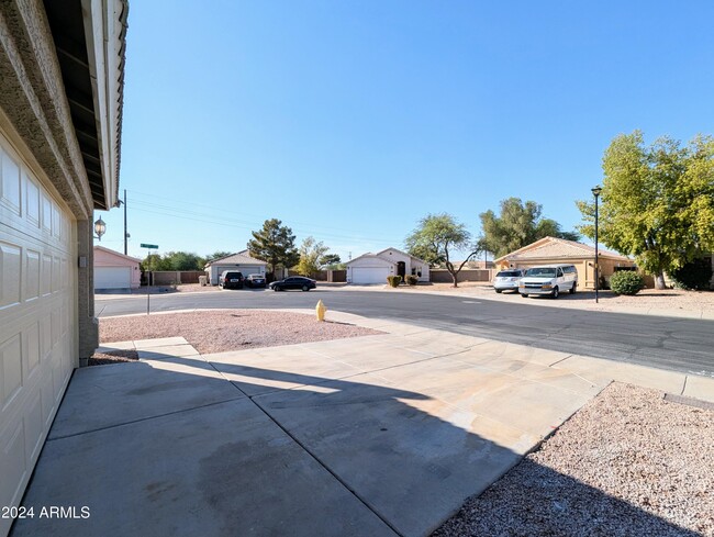 Foto del edificio - 7059 W Gardenia Ave