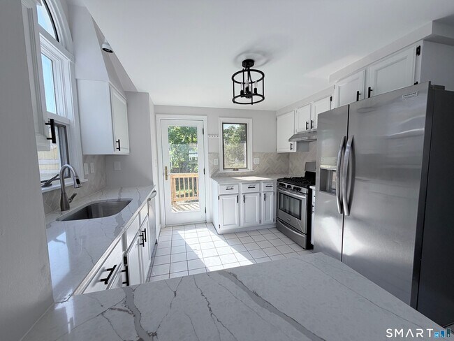 Foto del edificio - 221 Meadows End Rd