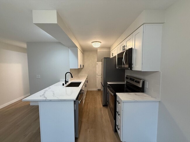 Building Photo - Beautifully Renovated 2 Bed/1.5 bath Condo Edmonds, WA. $2600/mo.