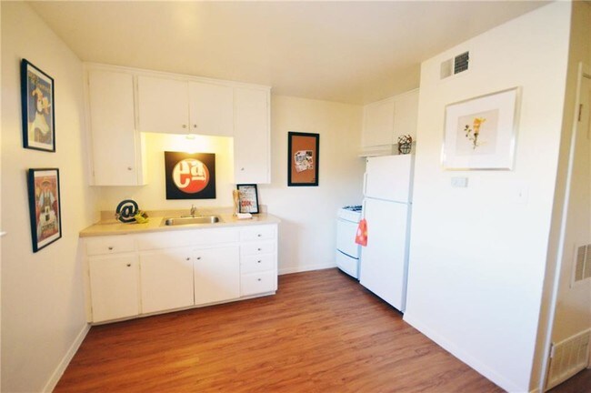 Building Photo - 803 Tirado St