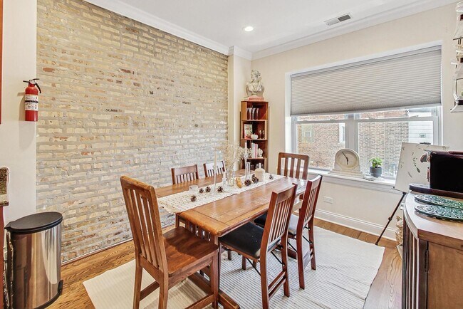 Building Photo - 6150 N Ravenswood Ave