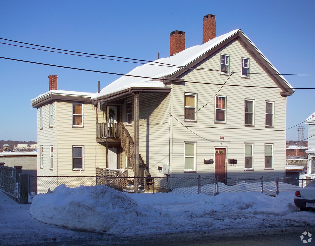 Building Photo - 742 N Main St