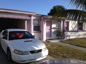 Building Photo - 1525 NW 13th Ct