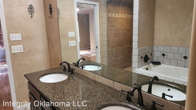 Building Photo - 3 br, 2 bath House - 2400 Santa Fe Circle