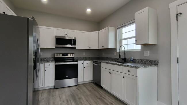 Building Photo - 2139 Linden Ave