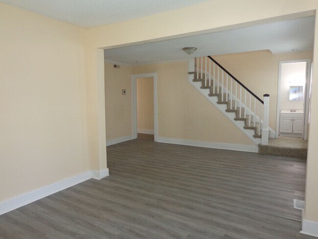 Building Photo - Cradock - 4 Bedroom House with Detached Ga...