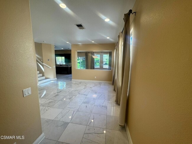 Building Photo - 573 Yarrow Dr