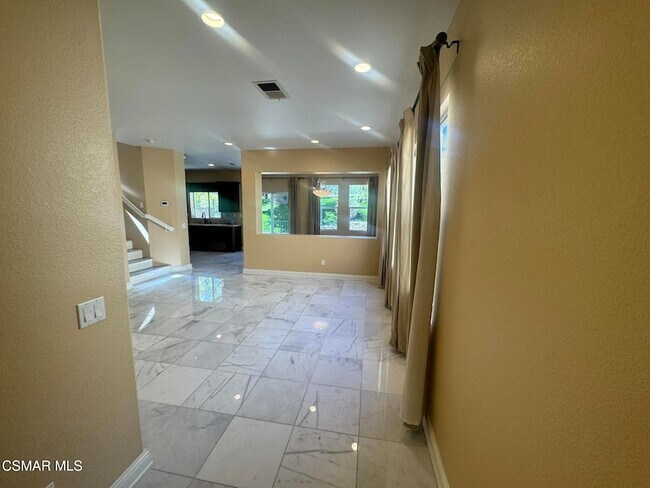 Foto del edificio - 573 Yarrow Dr