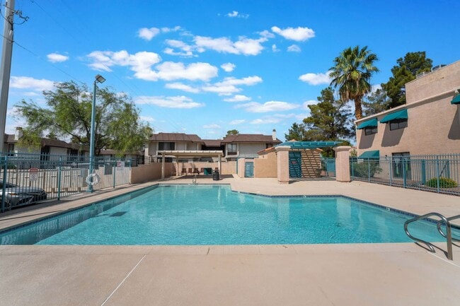 Building Photo - Quaint upstairs condo ready for you to cal...