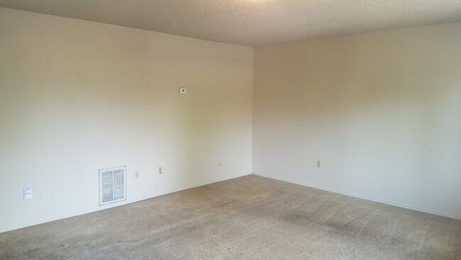 Sala de estar - 639 N University Ave